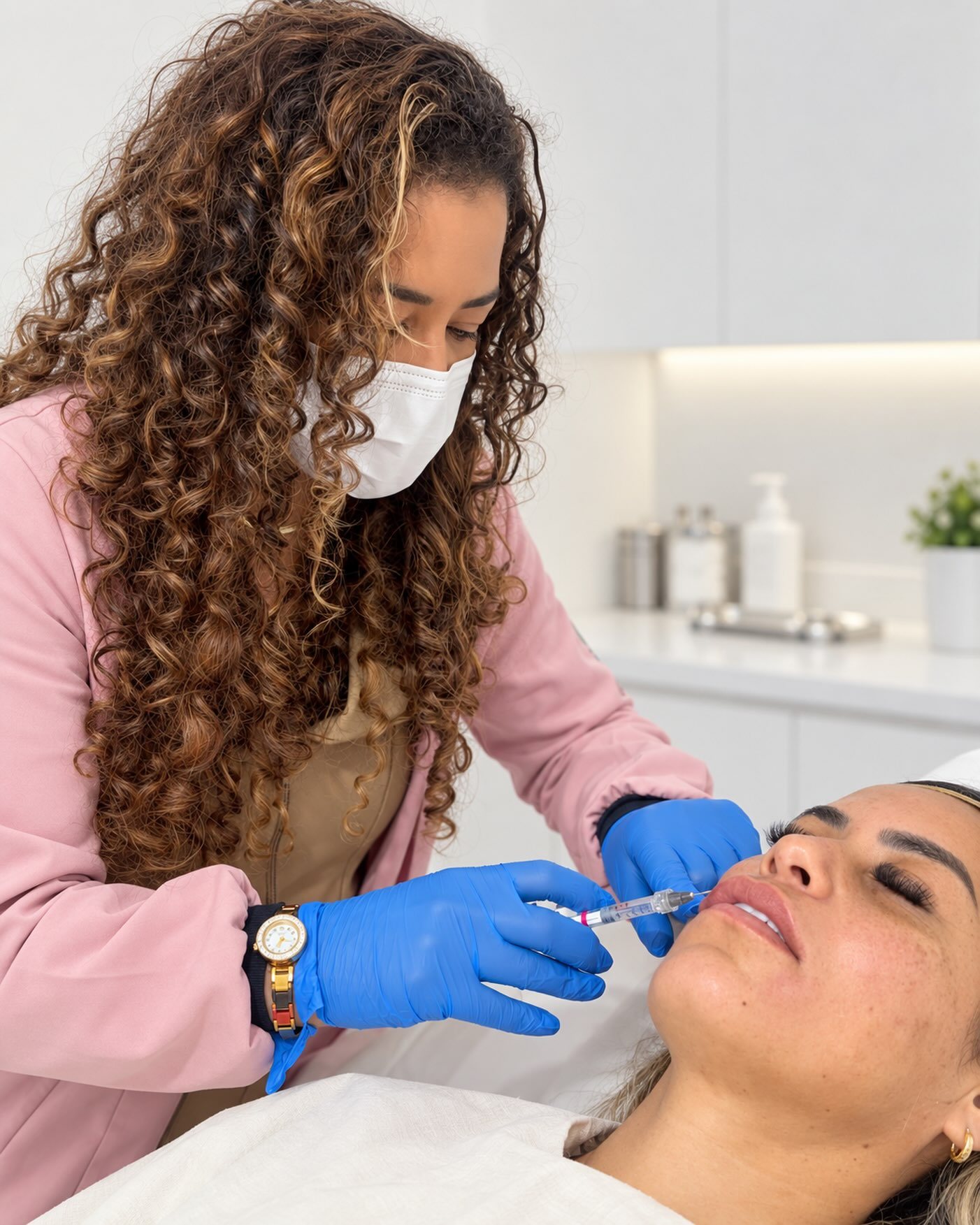 Dra. Meire realizando preenchimento labial
